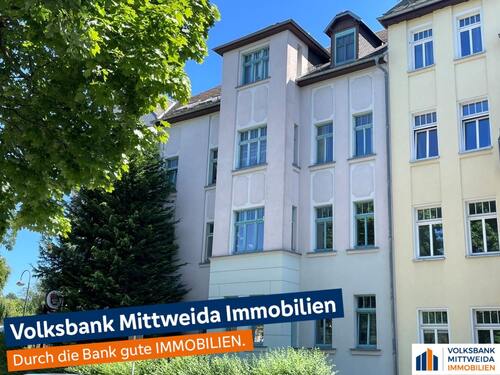 Hausansicht mit Wohnung im 1. OG - Großzügige Wohnung mit Parkanlage vor der Haustür - ab sofort frei!