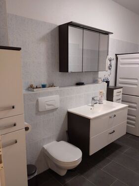 Badezimmer mit Mieter-Möbel - 