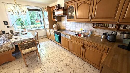 Küche mit Einbauküche - 5 Zimmer Einfamilienhaus in Königshain-Wiederau