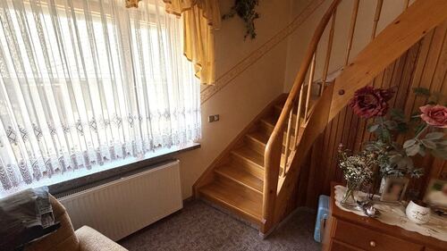 Diele mit Treppe zum OG - 