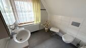 Bad mit WC und Waschbecken im OG - 