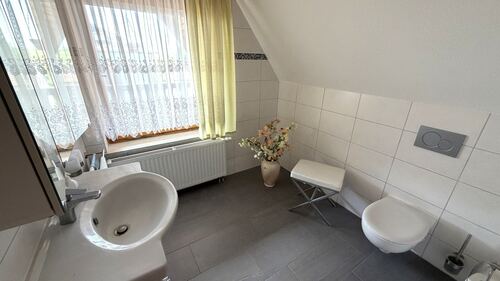 Bad mit WC und Waschbecken im OG - 