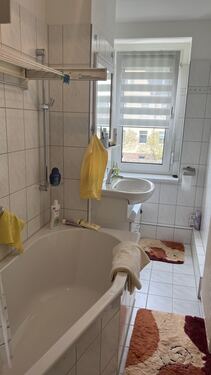 Bad mit Wanne, WC und Waschbecken - 