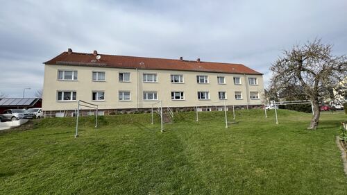 Hausansicht mit Wäscheplatz - 