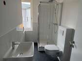Beispielbild aus 1.OG-Bad 1 mit Dusche(1) - 4 Zimmer Erdgeschoßwohnung zur Miete in Altmittweida