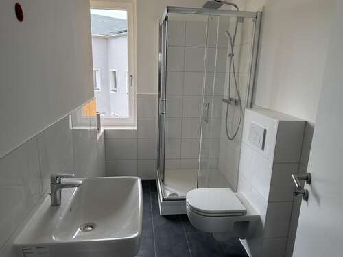 Beispielbild aus 1.OG-Bad 1 mit Dusche(1) - 4 Zimmer Erdgeschoßwohnung zur Miete in Altmittweida