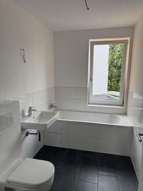 Beispielbild aus 1.OG-Bad 2 mit Wanne - 4 Zimmer Erdgeschoßwohnung in Altmittweida