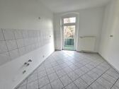 Küche mit Zugang zum Balkon - 3 Zimmer Etagenwohnung zur Miete in Chemnitz