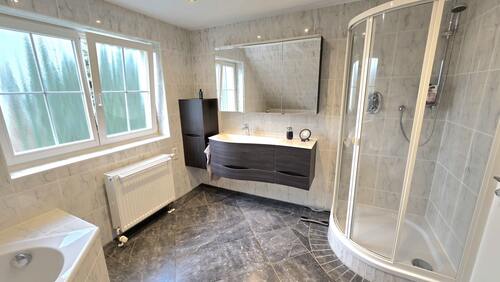 Tageslichtbad mit Dusche... - 