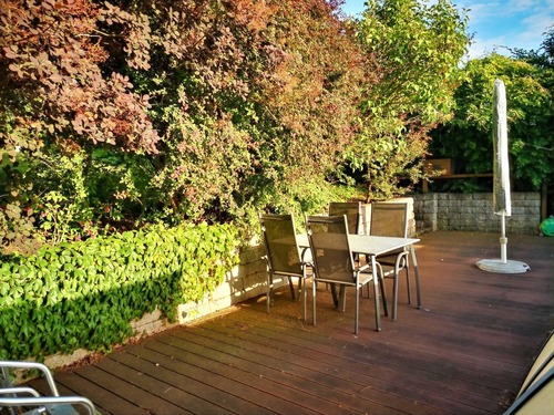 Terrasse neben dem Pool - 