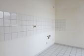 Küche mit Fliesenspiegel im Arbeitsbereich - 