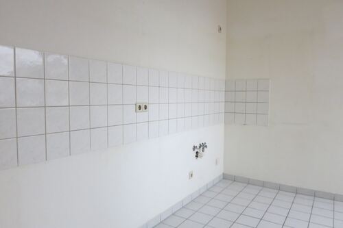 Küche mit Fliesenspiegel im Arbeitsbereich - 