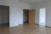 Wohnen mit Blick zu Küche und Flur - 1.5 Zimmer Etagenwohnung in Chemnitz