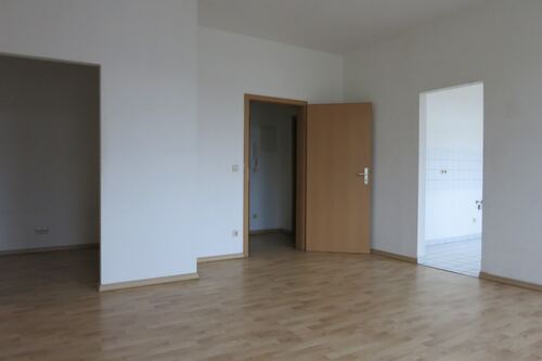 Wohnen mit Blick zu Küche und Flur - 1.5 Zimmer Etagenwohnung in Chemnitz