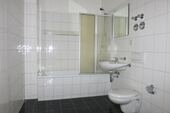 Bad mit Wanne und Duschmöglichkeit - 