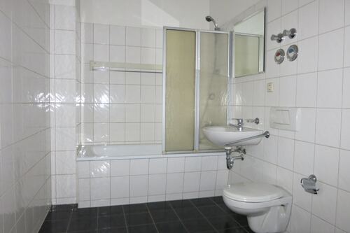 Bad mit Wanne und Duschmöglichkeit - 