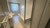 Bad mit Wanne, Dusche und WC - 4 Zimmer Einfamilienhaus in Geringswalde