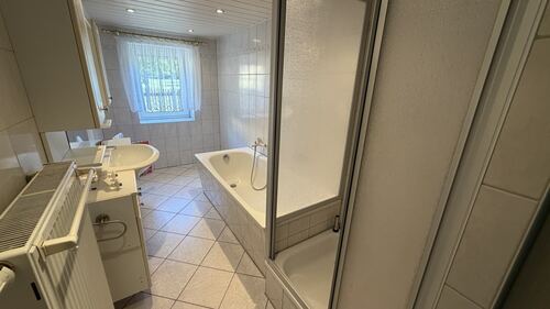 Bad mit Wanne, Dusche und WC - 4 Zimmer Einfamilienhaus in Geringswalde