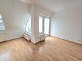 Blick zum Balkon - Dachgeschoßwohnung mit 38,28 m&sup2; in Chemnitz zur Miete