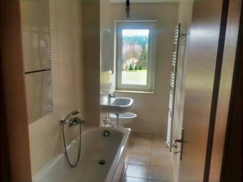 Tageslichtbad mit Badewanne - 3 Zimmer Etagenwohnung zum Kaufen in Rossau