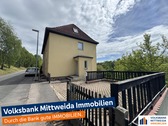 Hausansicht mit Stellplätzen - 