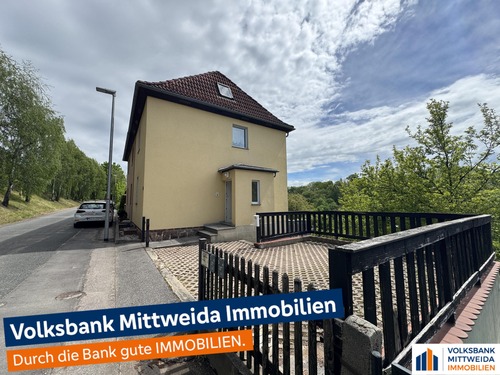 Hausansicht mit Stellplätzen - 
