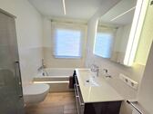 Tageslichtbad mit Badewanne.... - 