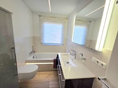 Tageslichtbad mit Badewanne.... - 