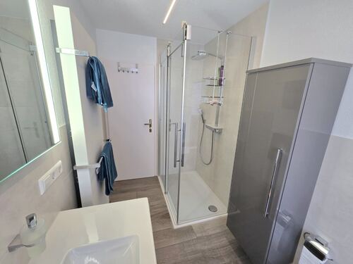 ....und Dusche im Erdgeschoss - 