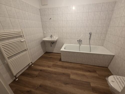 erstes Bad mit Badewanne - 