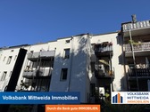 Rückansicht Haus - Helle und moderne 4-Raum- Wohnung mit Balkon und Gartenanteil