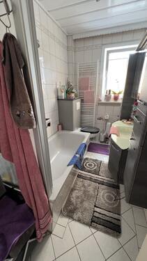 Bad mit Wanne, WC und Waschbecken - Reihenmittelhaus mit 126,00 m² in Rochlitz zum Kaufen