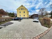 Zufahrt mit Stellplätzen - Mehrfamilienhaus, Wohnhaus mit 256,00 m&sup2; in Oederan zum Kaufen