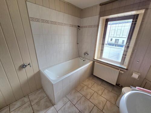 Bad mit Wanne im 2.OG - 