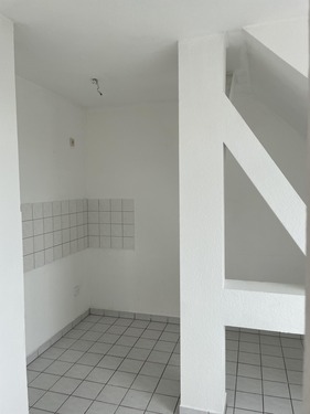 Küche mit Fliesenspiegel - Dachgeschoßwohnung mit 47,87 m² in Chemnitz zum Kaufen