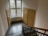 Treppenhaus mit Abstellräumen - 