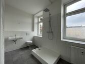 Bad mit Dusche und Wanne - 