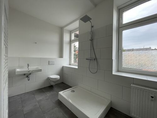 Bad mit Dusche und Wanne - 