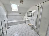 Tageslichtbad mit Wanne... - 
