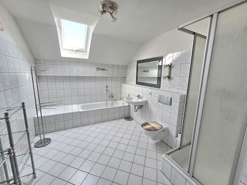 Tageslichtbad mit Wanne... - 
