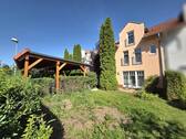 Hausansicht mit Carport - 