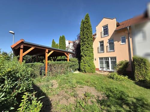 Hausansicht mit Carport - 