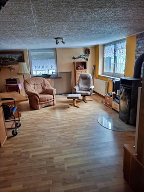 Wohnzimmer im EG - 5 Zimmer Einfamilienhaus zum Kaufen in Erlau