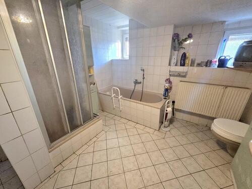 Bad mit Wanne und Dusche im EG - 