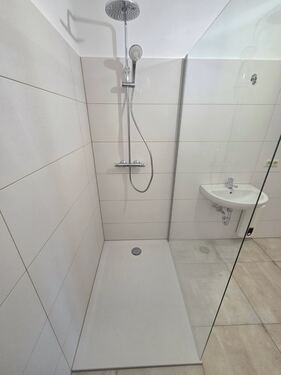 ...mit ebenerdiger Dusche - 