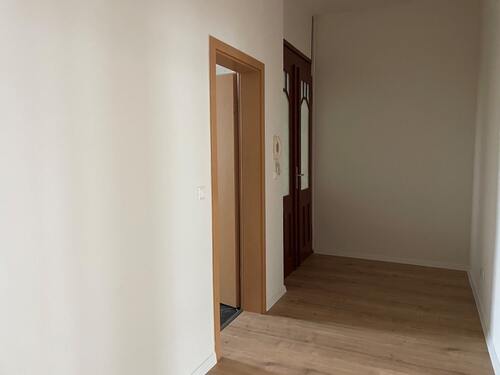 Flur mit Wohnungstür - 