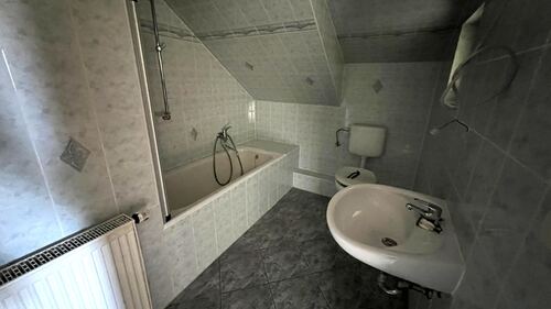 Bad mit Wanne, WC und Waschbecken - Wohnung im DG - 
