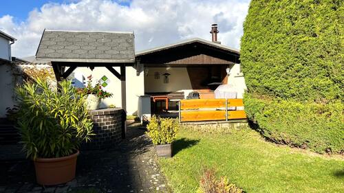 Garten mit überdachter Terrasse - 