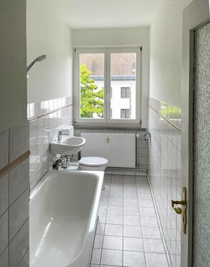 Tageslichtbad mit Badewanne - 