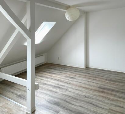 Wohnbereich - 1 Zimmer Dachgeschoßwohnung zur Miete in Chemnitz
